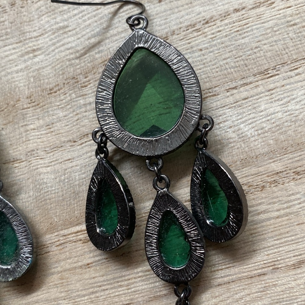 Green costume dangle earrings - Picture 10 of 11